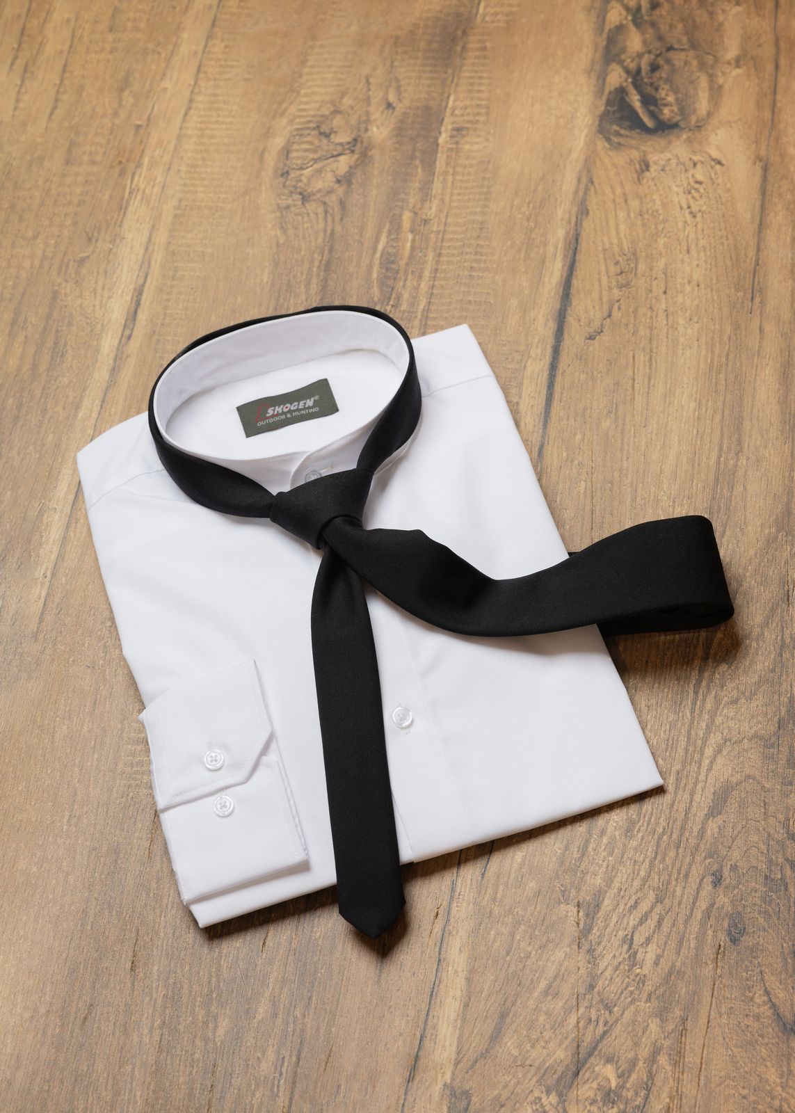 glattes weißes Stehkragenhemd mit schwarzer schmaler Krawatte